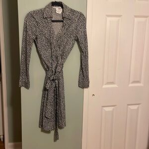 Diane Vin Furstenberg  Jeanne Black and White wrap Dress Size 4